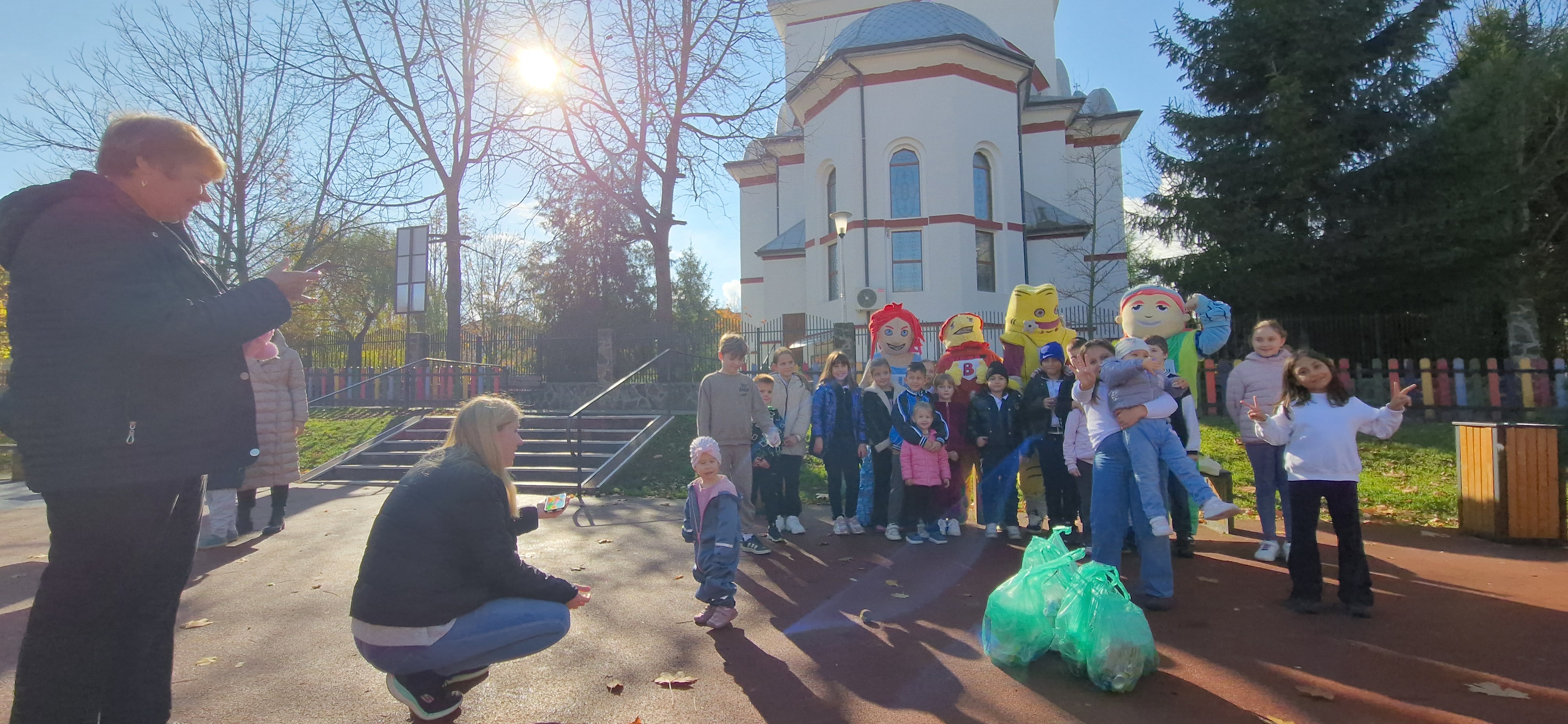 Super-eroii colectării separate, alături de copii într-o acțiune de ecologizare în Mediaș