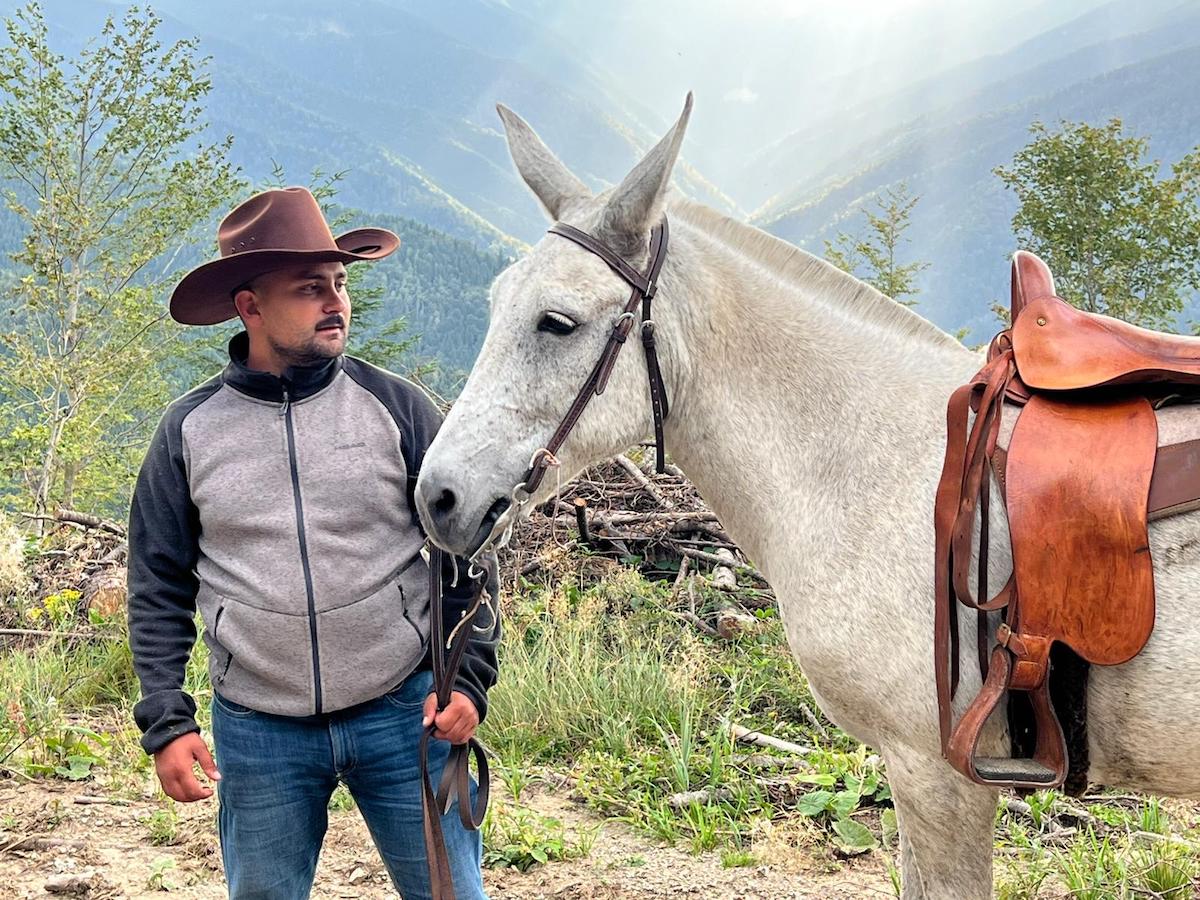 Marin Liviu Toader, proprietarul fermei de măgăruși de la Nocrich, lansează un proiect prin care vrea să aducă turiști pe Valea Hârtibaciului, prin trasee de călărie
