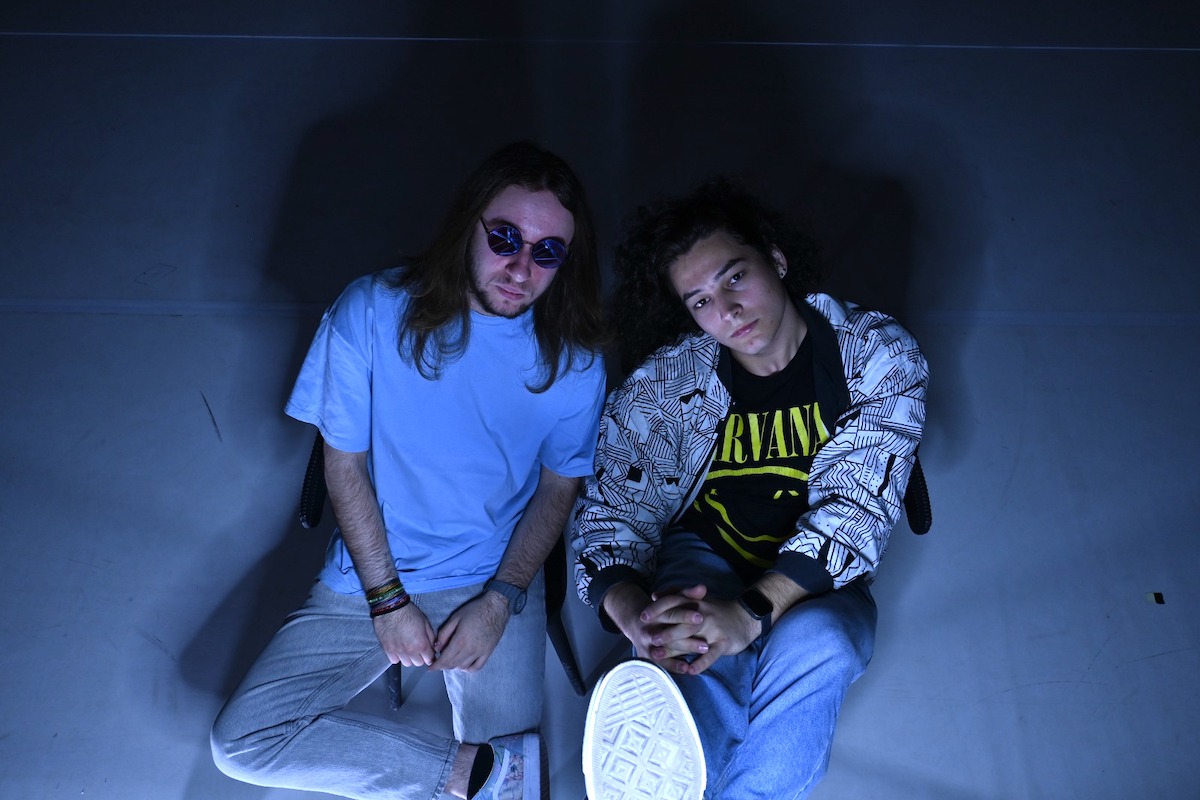 Cine mai face fotografii pe film în ziua de azi? Andrei și Robert, doi tineri din Sibiu, au ajuns să organizeze și expoziții. „Simți că faci tu fotografia, nu aparatul”