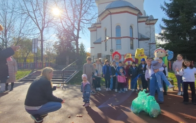 Super-eroii colectării separate, alături de copii într-o acțiune de ecologizare în Mediaș