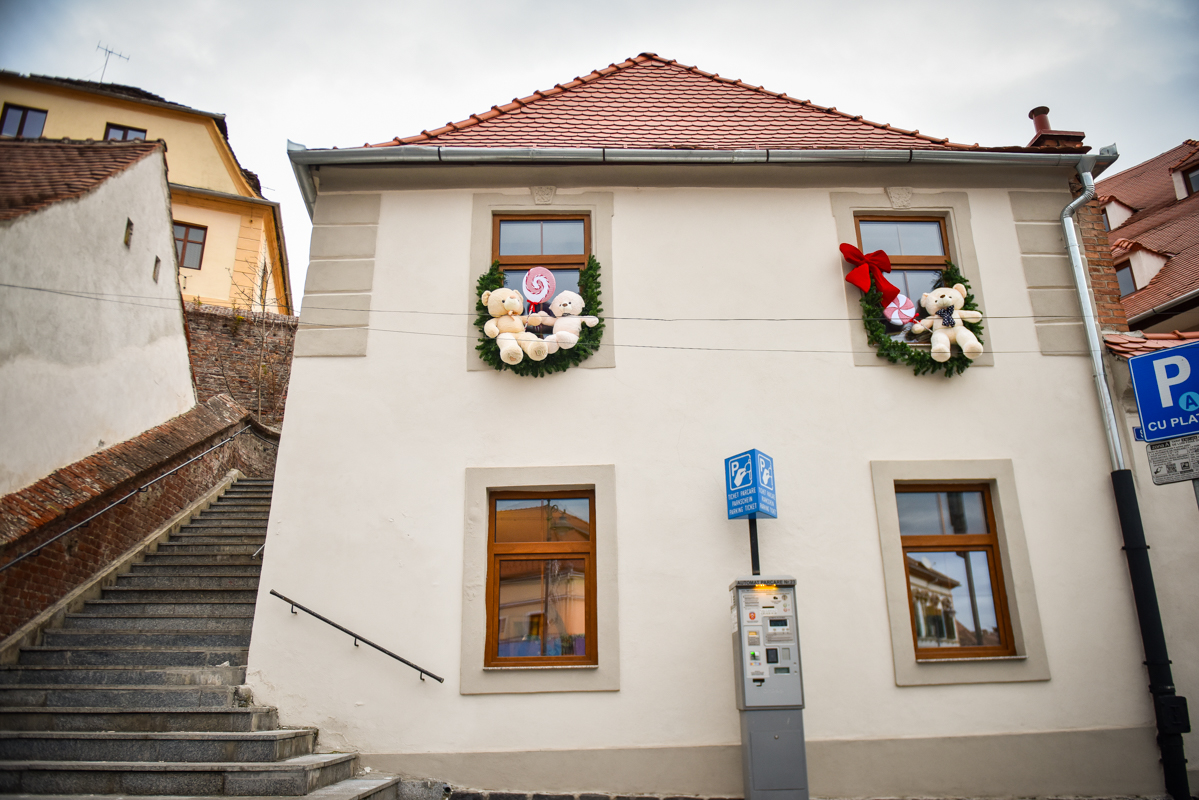 Sibiu vs. Craiova: cât costă cazarea în weekend la Târgurile de Crăciun din acest an. Prețurile pentru o cameră pornesc de la 400 de lei la Sibiu și de la 700 de lei la Craiova