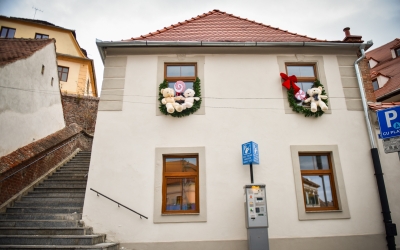 Sibiu vs. Craiova: cât costă cazarea în weekend la Târgurile de Crăciun din acest an. Prețurile pentru o cameră pornesc de la 400 de lei la Sibiu și de la 700 de lei la Craiova