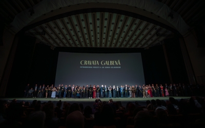 Sibienii care au pus umărul la filmul „Cravata Galbenă”: muzica, rolul „personajului neplăcut” și 300 de cravate galbene