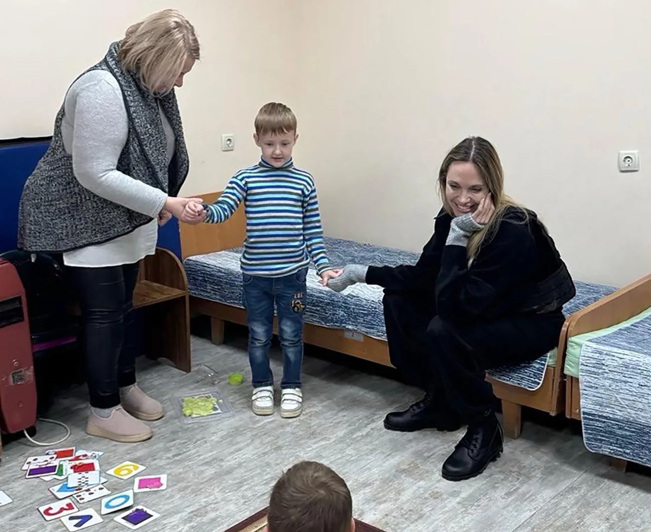 Angelina Jolie a vorbit despre vizita sa în Ucraina și a făcut apel la guverne să găsească puterea de a pune capăt războiului. „Mulți oameni mi-au spus despre frica de a fi uitați de lume”