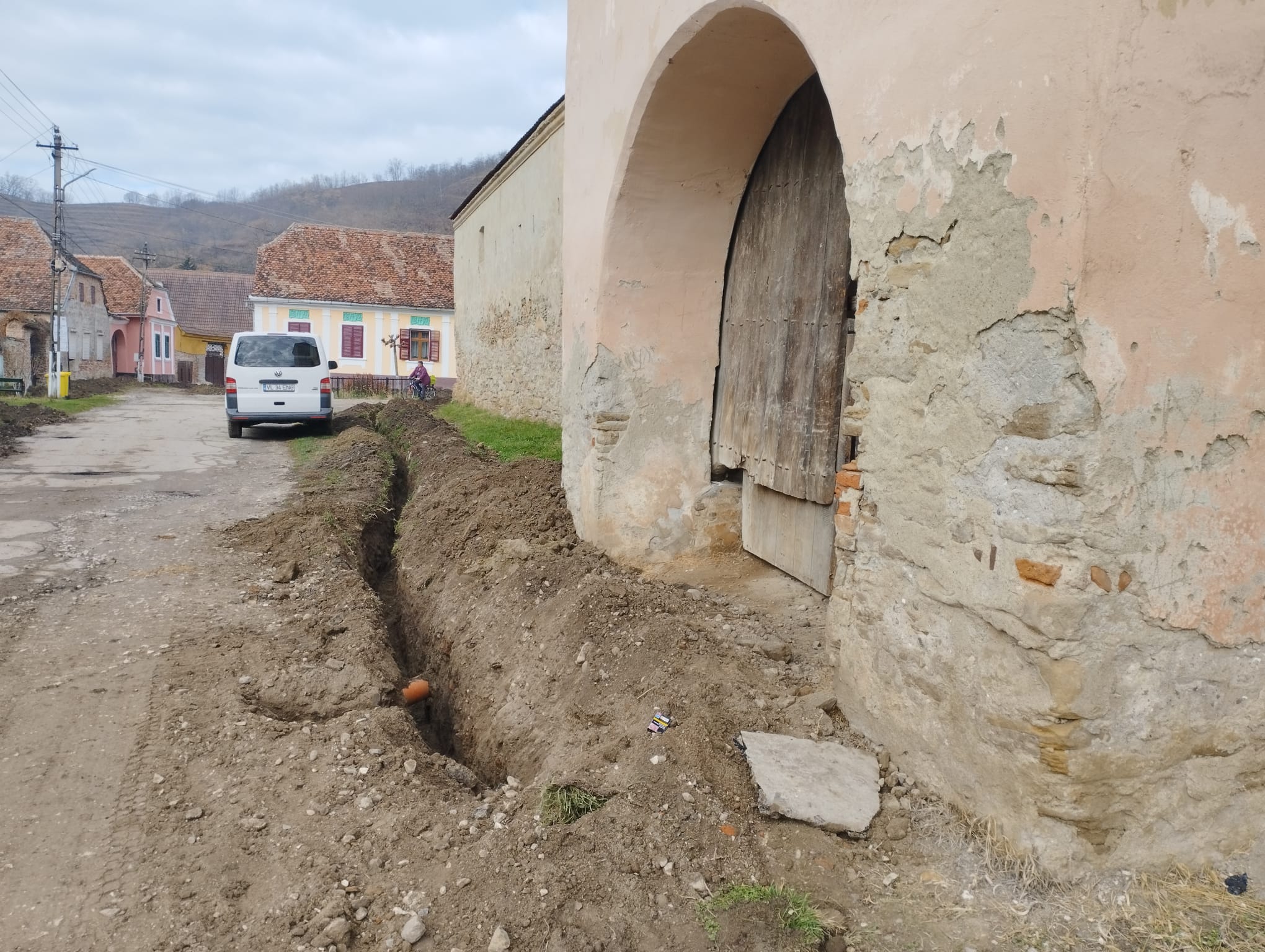 Lucrările Electrica, oprite în Biertan: „E regretabil că săpăturile aveau loc fără supraveghere arheologică”. Primar: „Vom vedea dacă înțeleg importanța unui sit UNESCO”