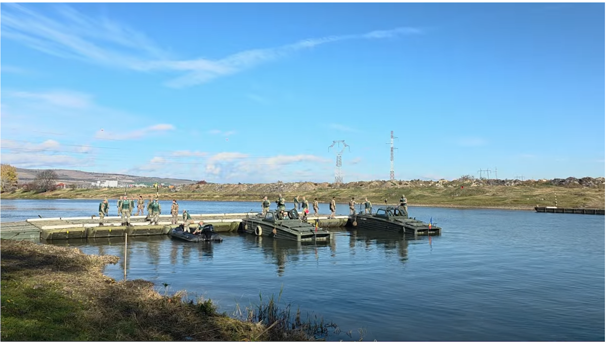 Militari români, francezi și portughezi, exercițiu comun pe râul Mureș: au construit un pod în mai puțin de o oră