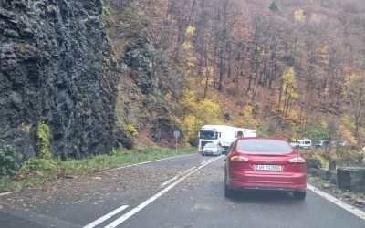 Video - Căderi de pietre pe Valea Oltului. Șoferii au oprit pentru a curăța drumul