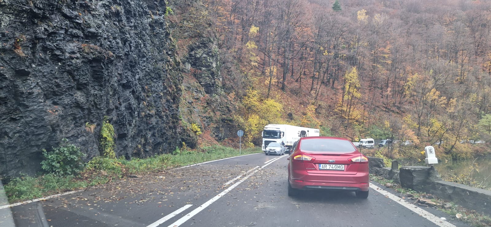 Video - Căderi de pietre pe Valea Oltului. Șoferii au oprit pentru a curăța drumul