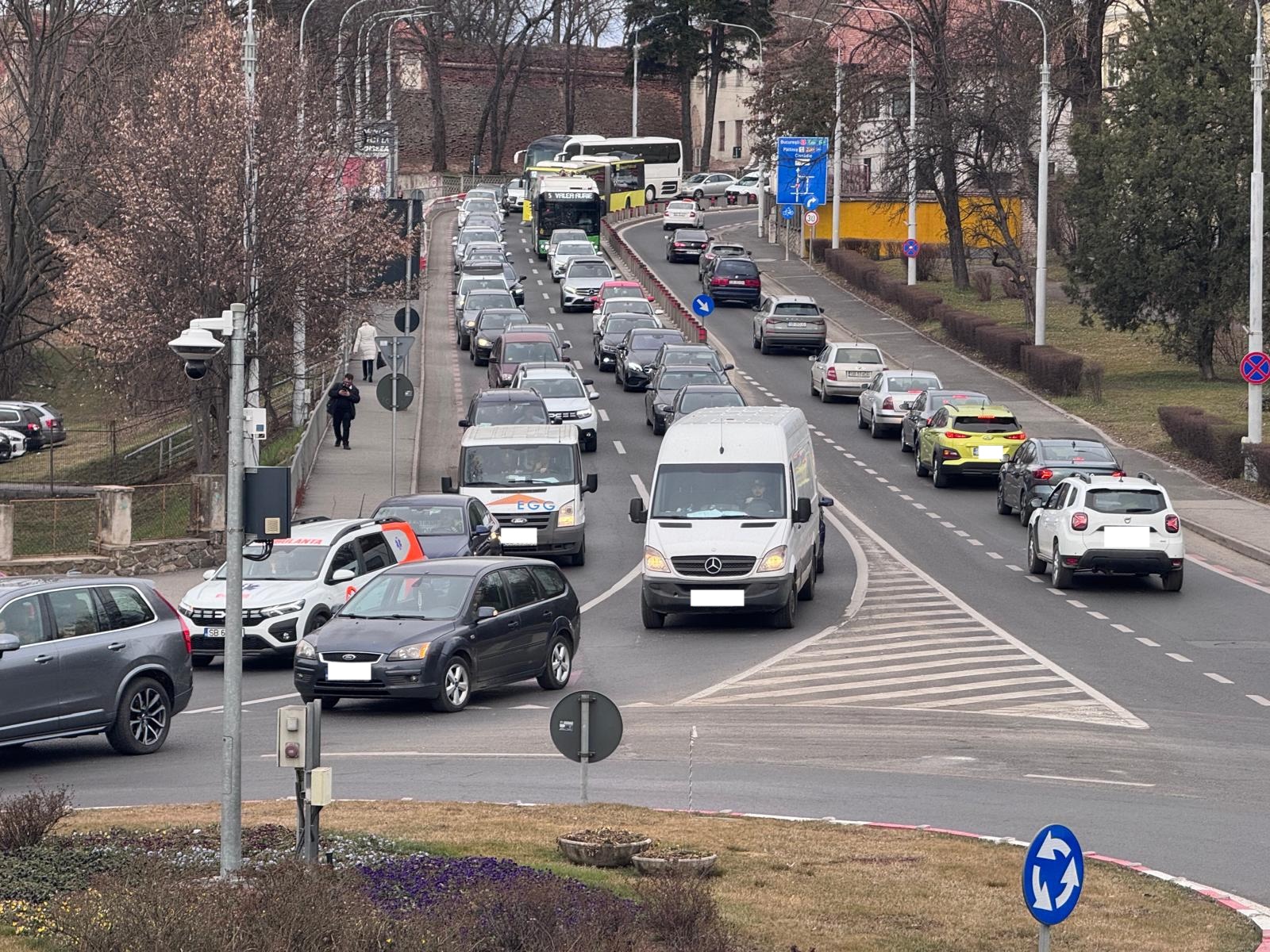 „Când și cum scăpăm de aglomerația din Sibiu?”. Urban Bike Revolution invită sibienii la o dezbatere despre traficul din oraș