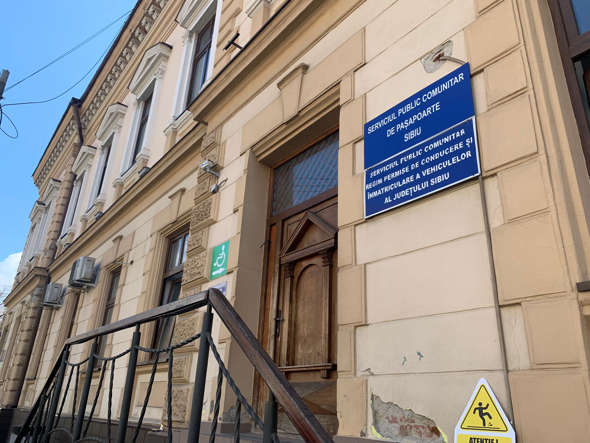 Instituția Prefectului a suspendat temporar activitatea serviciilor de permise și înmatriculări și serviciul pașapoarte. ISU: A fost gaz în apropierea unui canal. Mâine vor fi făcute noi măsurători