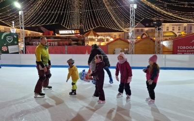 Un bucătar din Sibiu predă cursuri de patinaj pentru adulți și copii. Gheorghe Biro: Mă încarc mereu cu energia lor și cu bucuria că învață un lucru nou