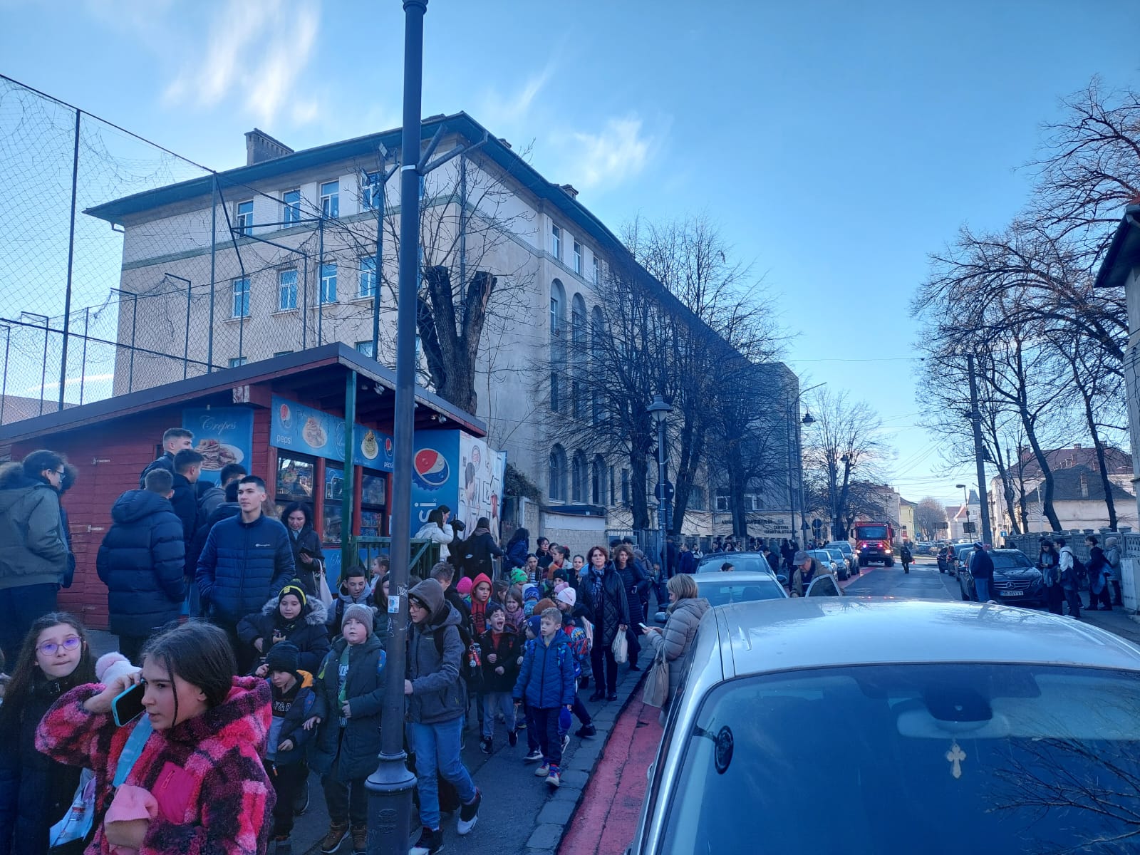 ACTUALIZARE Colegiul ”Octavian Goga”, evacuat de urgență. Au fost identificate scurgeri de gaze, spune ISU Sibiu. Gazul va rămâne închis până la finalizarea lucrărilor de reparații