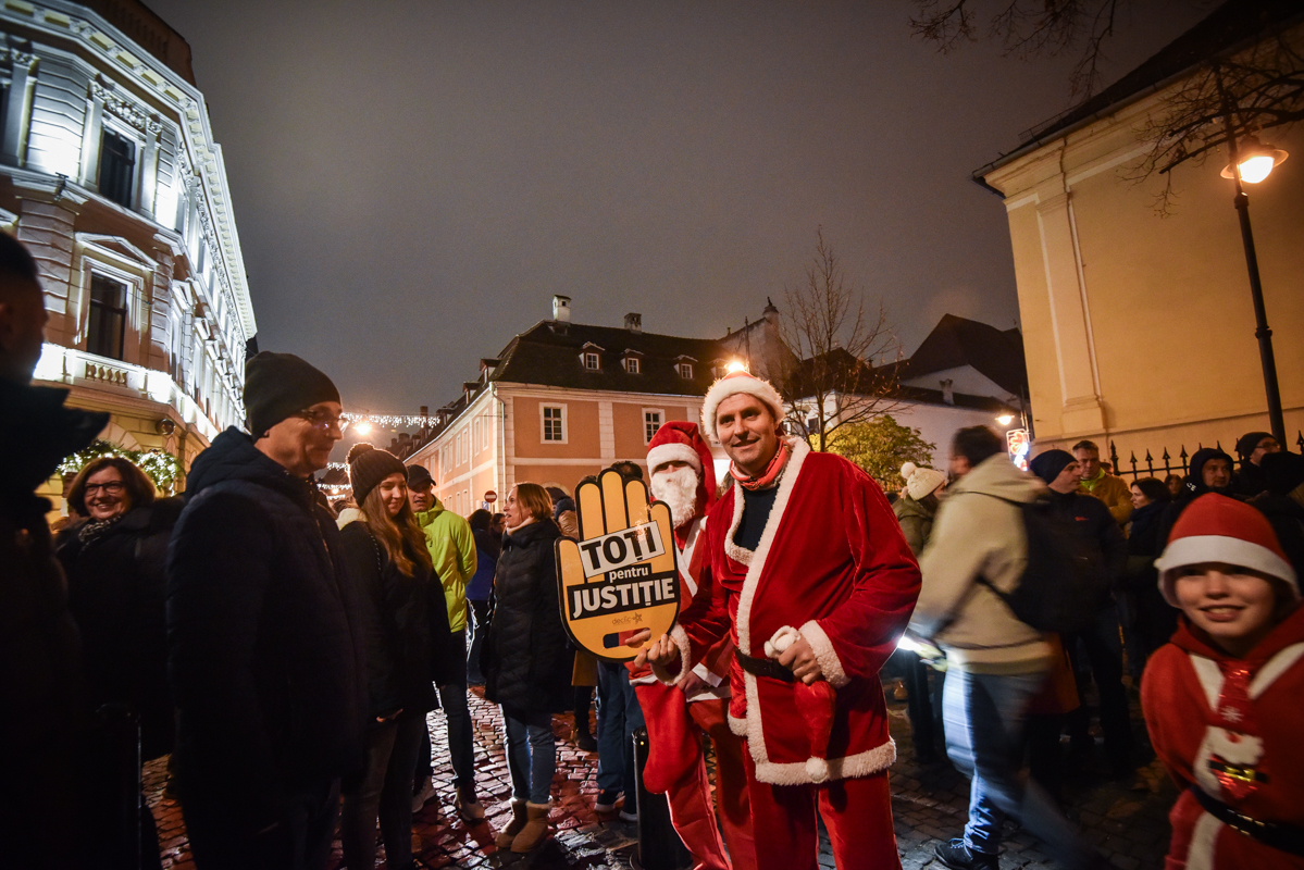 ”Justiție, nu corupție!” – Câteva sute de sibieni au protestat în centrul Sibiului: ”O justiție slabă afectează toate zonele societății”