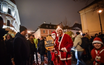 ”Justiție, nu corupție!” – Câteva sute de sibieni au protestat în centrul Sibiului: ”O justiție slabă afectează toate zonele societății”