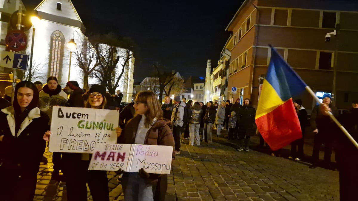 Peste 200 de persoane protestează în Sibiu pentru independența Justiției. Se scandează: „Lia, Lia, Lia te sună pușcăria” sau „România sinceră cu o presă liberă”