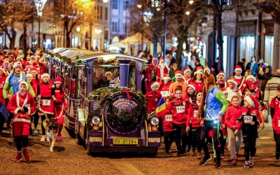 Marea MoșMondeală a adunat peste 160 de alergători în sprijinul baschetbaliștilor cu dizabilități de la „Zburătorii”