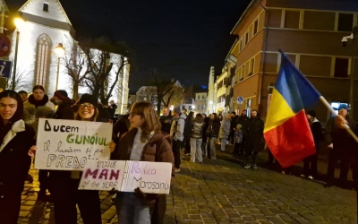 Peste 200 de persoane protestează în Sibiu pentru independența Justiției. Se scandează: „Lia, Lia, Lia te sună pușcăria” sau „România sinceră cu o presă liberă”