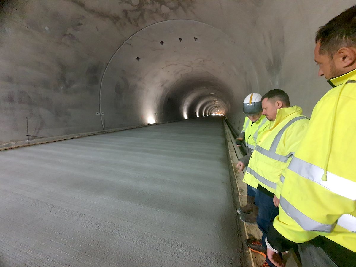 Secțiunea 4 a Autostrăzii Sibiu–Pitești: lucrările în tunel avansează înainte de termen. Irinel Scrioșteanu: „Este gata asfaltul”