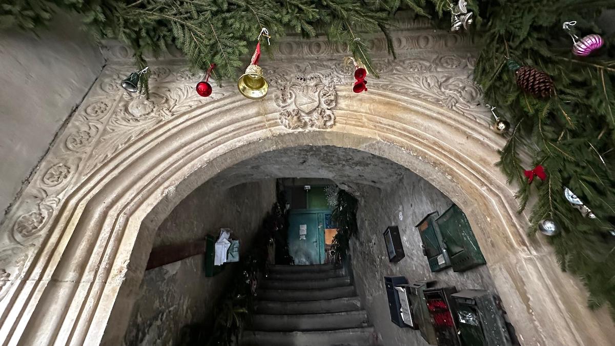 Blazoanele Sibiului. O plimbare pe drumul semnelor din piatră. Răzvan Pop: „Spun o poveste a elitei și a orașului în sine”