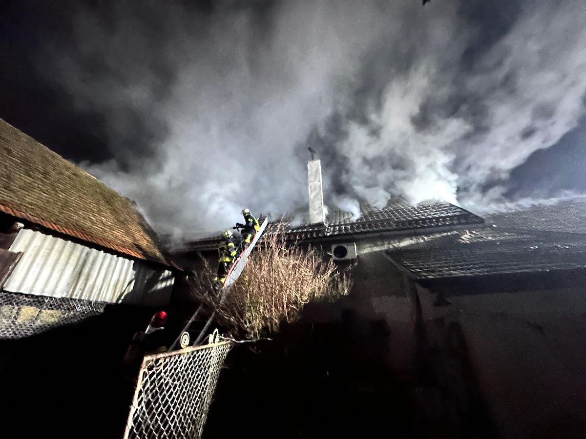 Incendiul de la Valea Viilor a fost lichidat după trei ore. Cauza: coș de fum necorespunzător. Acoperișul și mansarda au fost distruse