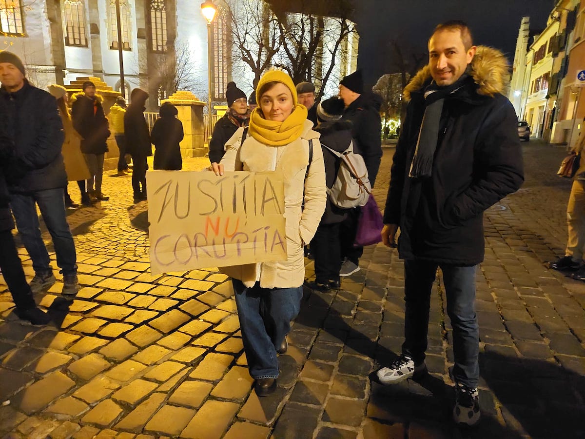 A treia seară de proteste la Sibiu: manifestație pașnică, fără scandări, pentru o justiție dreaptă. Protestatar: „Strada poate să-i oblige să înțeleagă că drumul este greșit”