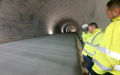 Secțiunea 4 a Autostrăzii Sibiu–Pitești: lucrările în tunel avansează înainte de termen. Irinel Scrioșteanu: „Este gata asfaltul”