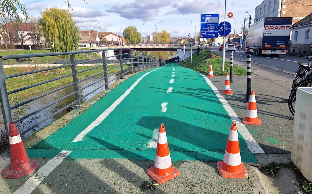 Pista de pe malul Cibinului a fost revopsită, pe alocuri, cu verde. Explicația Primăriei: „Pentru a permite sibienilor interesați să utilizeze în siguranță pista și în sezonul rece”