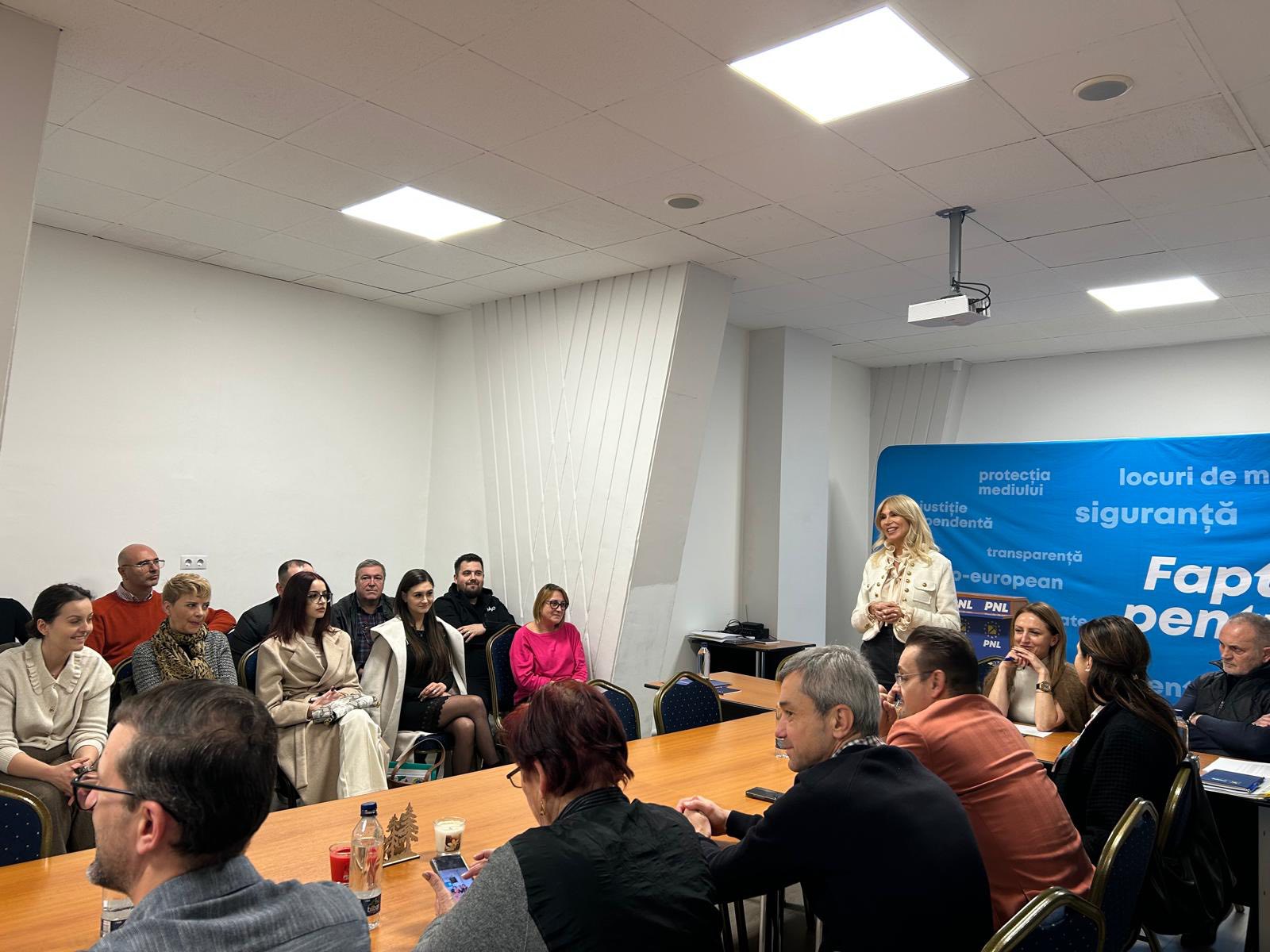 PNL Sibiu: „11 membri noi au intrat în organizația municipală a PNL. Așa începe implicarea”