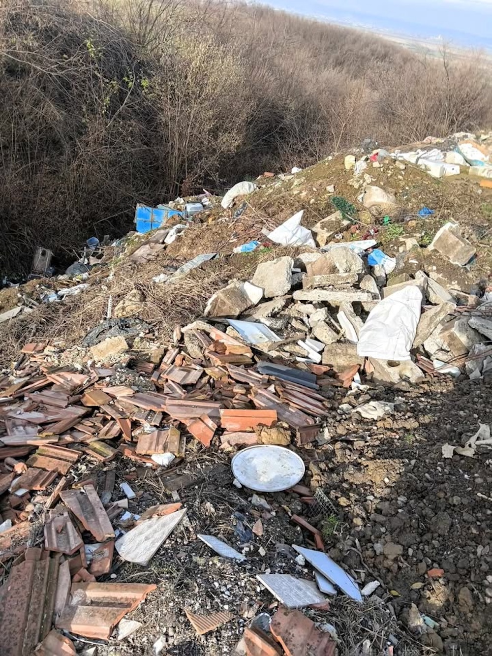 Deșeurile din natură au început să miroasă până la Prefectură – ordin pentru controale timp de două luni. Cel mai recent exemplu se vede din satelit până lângă Poplaca