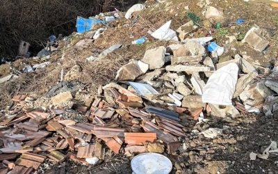 Deșeurile din natură au început să miroasă până la Prefectură – ordin pentru controale timp de două luni. Cel mai recent exemplu se vede din satelit până lângă Poplaca