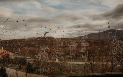 „Crăciun de Casă” cu decorațiuni realizate din materiale reciclate și colinde, miercuri, în Piața Aurarilor