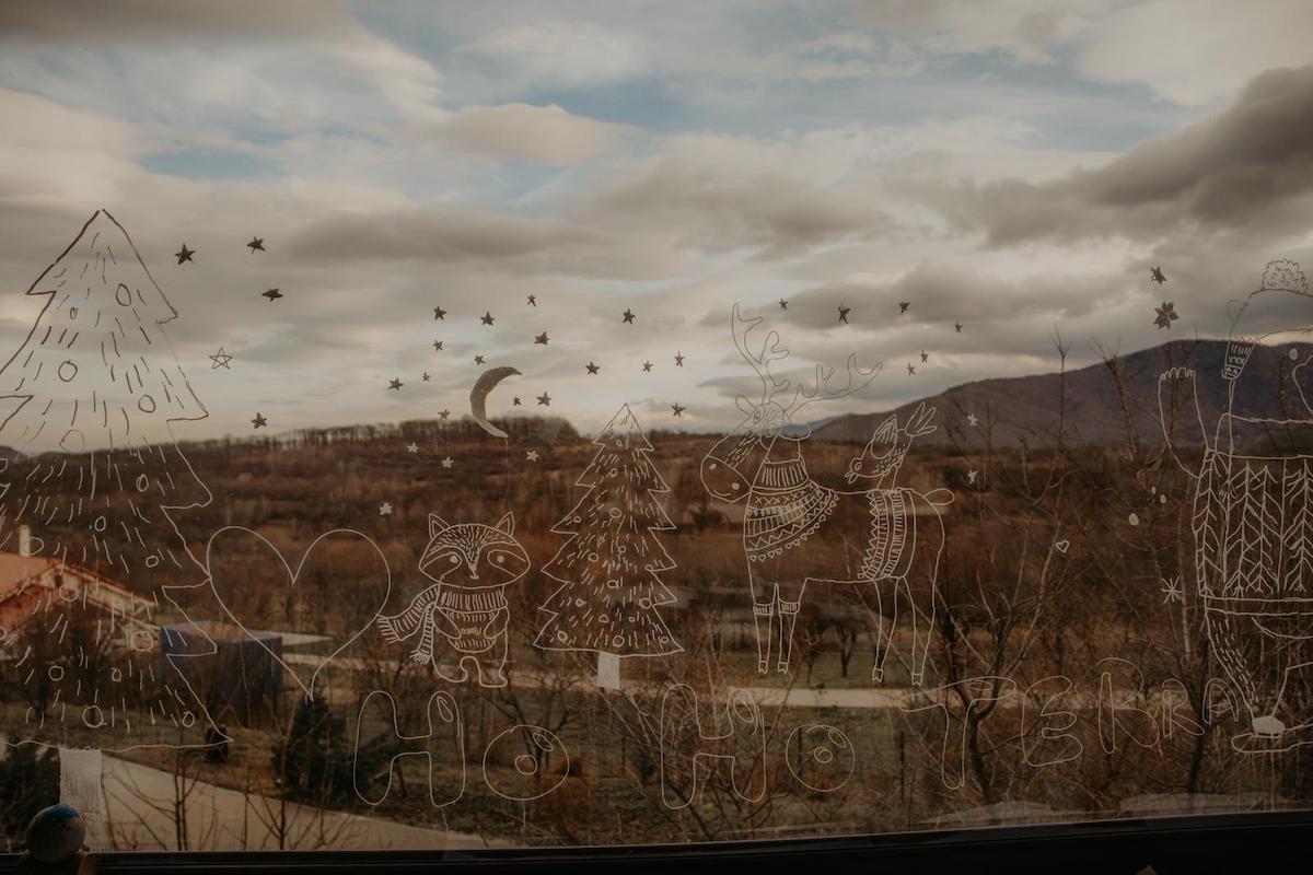 „Crăciun de Casă” cu decorațiuni realizate din materiale reciclate și colinde, miercuri, în Piața Aurarilor