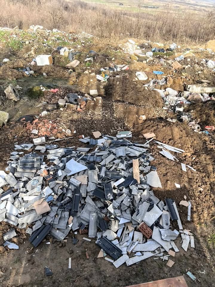 Garda de Mediu Sibiu a amendat Primăria Poplaca cu 45.000 de lei după ce a descoperit o groapă de gunoi pe 800 mp, la marginea localității