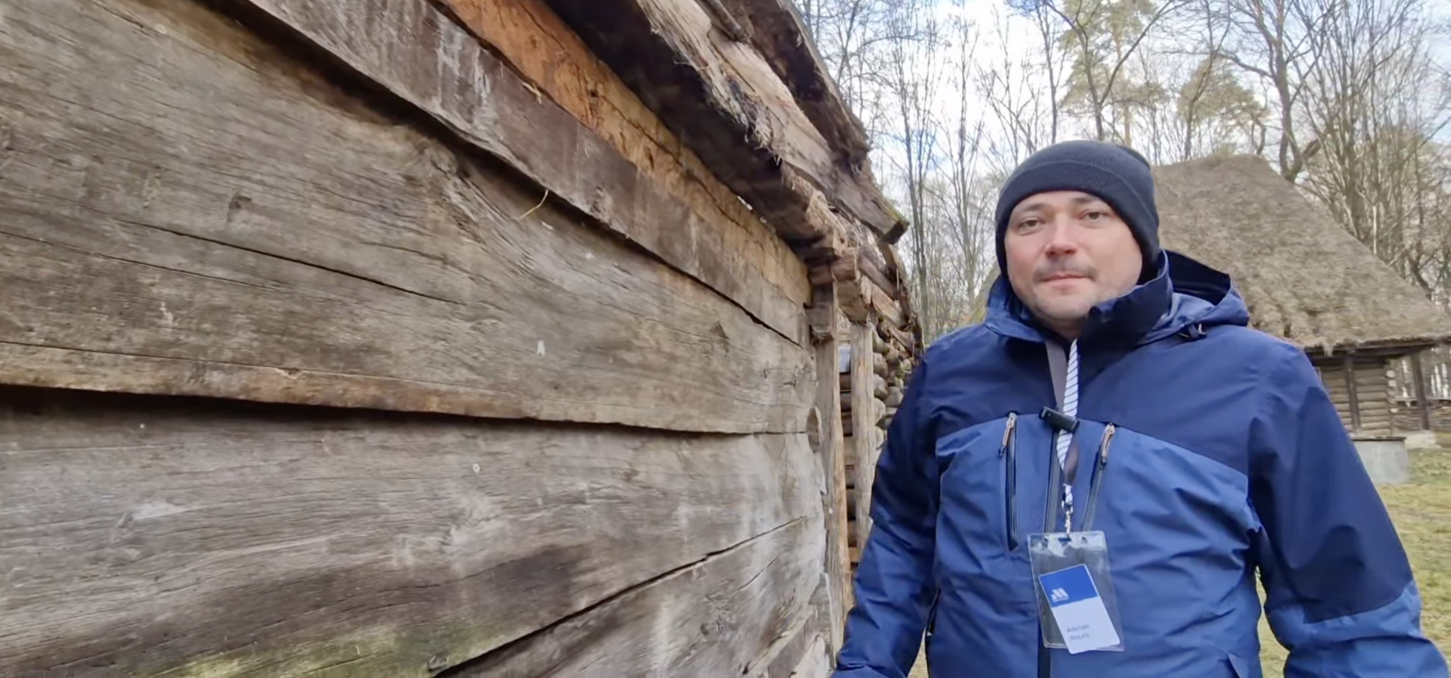 Reprezentanții Muzeului Astra explică cum se înlocuiește învelitoarea unei case de olar din Obârșa