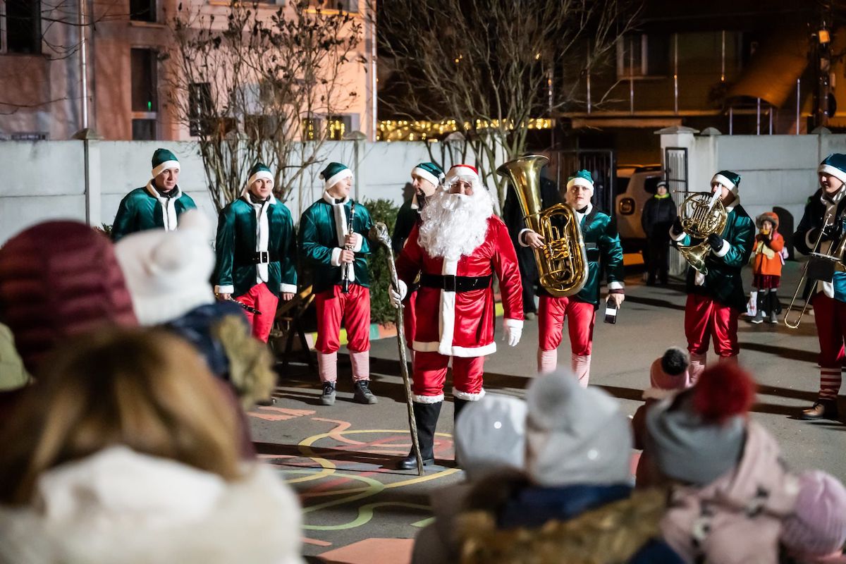Live Elves: Opt tineri instrumentiști colindă Sibiul, în perioada sărbătorilor de iarnă. „Ne străduim să îi facem pe oameni să zâmbească”