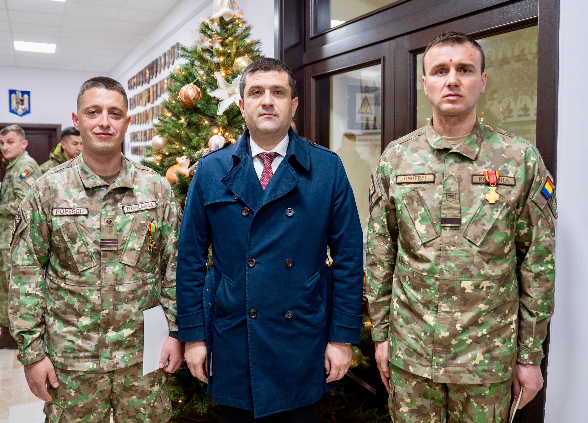 Doi militari români, decorați la Sibiu pentru salvarea unor soldați belgieni din munți, în timpul unui exercițiu NATO în Carpați