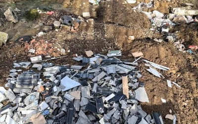 Garda de Mediu Sibiu a amendat Primăria Poplaca cu 45.000 de lei după ce a descoperit o groapă de gunoi pe 800 mp, la marginea localității