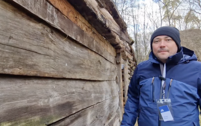 Reprezentanții Muzeului Astra explică cum se înlocuiește învelitoarea unei case de olar din Obârșa