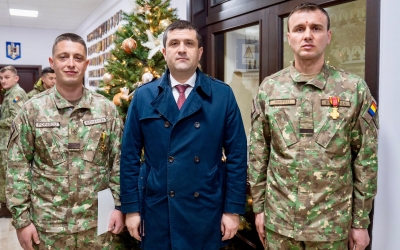 Doi militari români, decorați la Sibiu pentru salvarea unor soldați belgieni din munți, în timpul unui exercițiu NATO în Carpați
