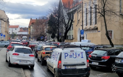 Părinții din Sibiu cheltuiesc 1,5 milioane de euro pe an pentru a-și duce zilnic copiii la școală cu mașina personală. „Când și cum scăpăm de aglomerație?”