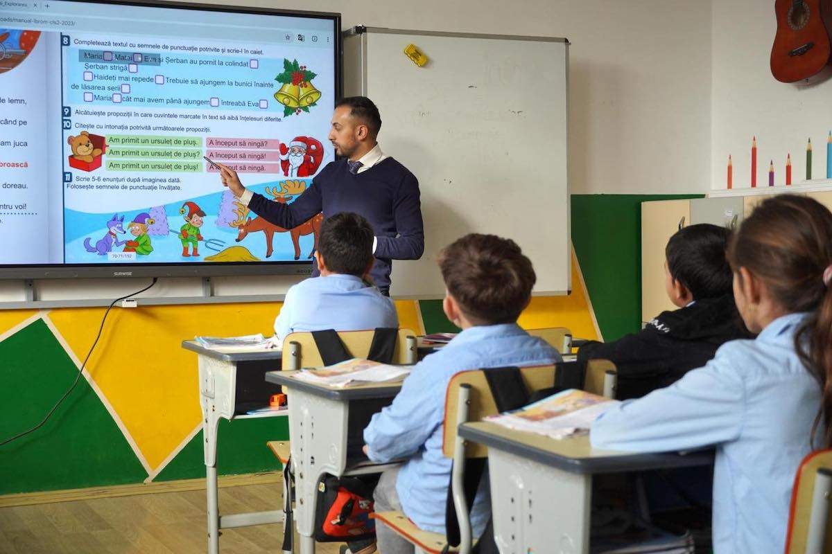 Adrian Pascu, romul din Brădeni care a devenit director la școala în care a învățat: Aici am învățat să scriu, să citesc, să fac calcule matematice