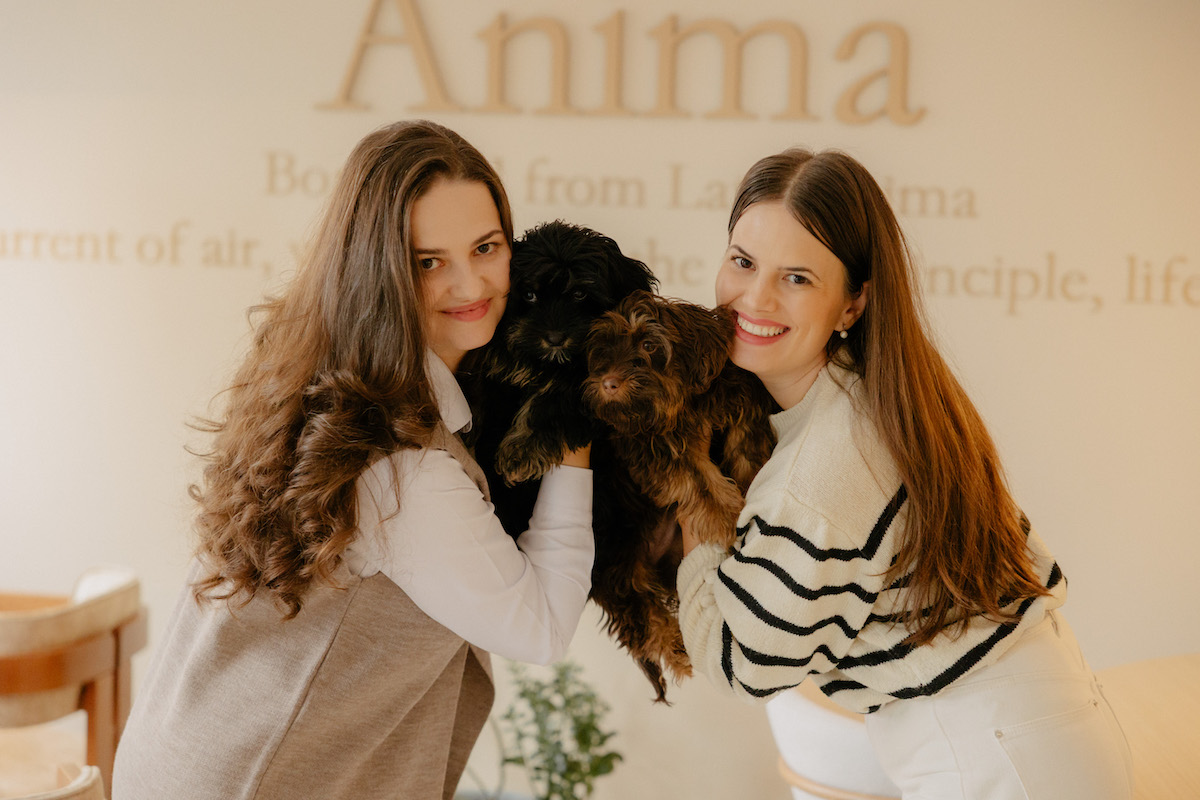 Două surori din Sibiu au deschis o cafenea pet friendly în Orașul de Jos. 90% din profit îl donează mamelor minore