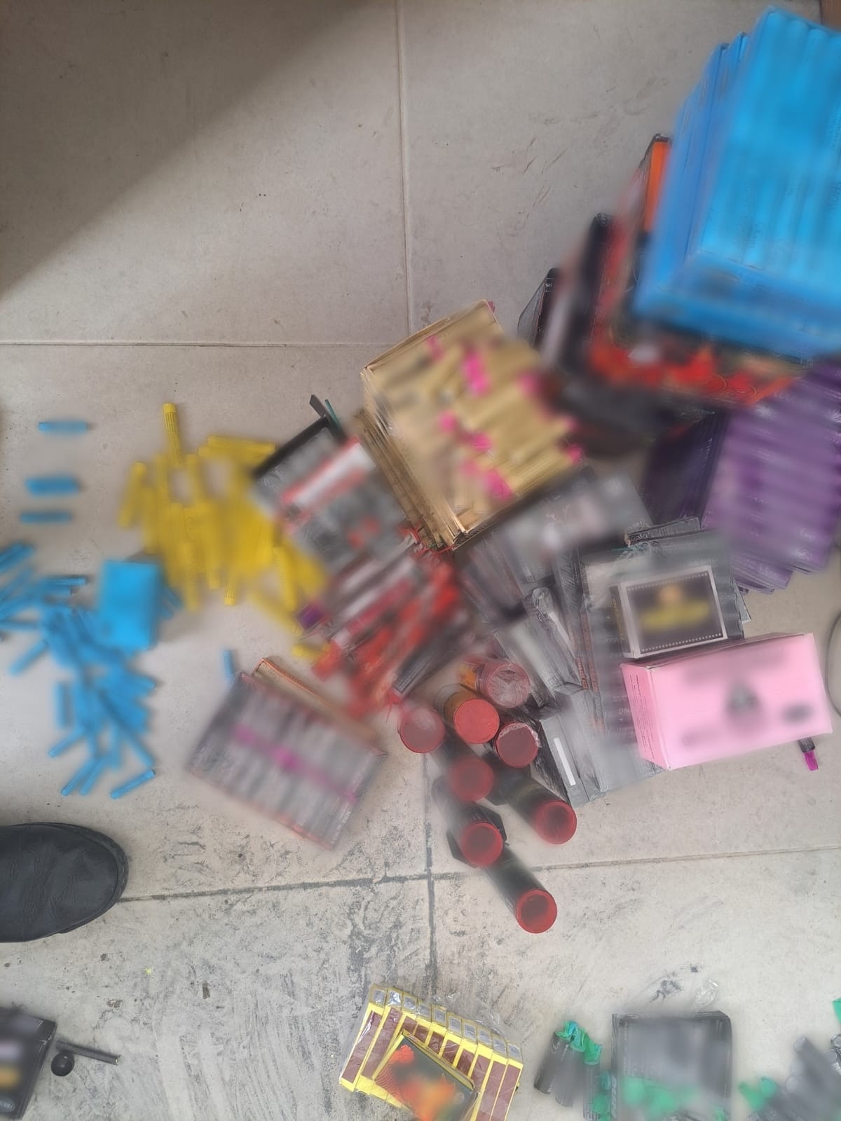 O sibiancă a sunat la Poliție, după ce văzut copii aruncând cu petarde în apropierea casei. Polițiștii au mers la minori acasă și au deschis dosar penal