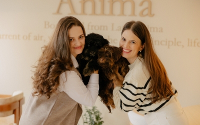 Două surori din Sibiu au deschis o cafenea pet friendly în Orașul de Jos. 90% din profit îl donează mamelor minore