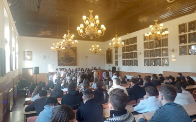 Elevii Colegiului Economic, emoție și colind la Facultatea de Teologie. Profesor: „ Ei nu pot avea amintiri din liceu dacă noi nu le creăm”