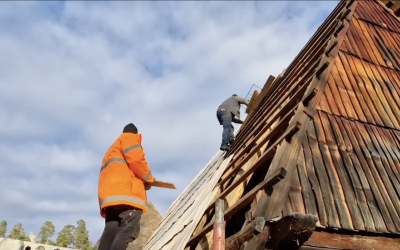 Muzeul Astra arată cum se  schimbă șindrila de pe Gospodăria din Tilișca: se folosește șindrilă de brad, de un metru și 25 lungime