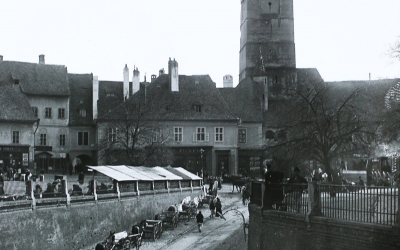 129 de ani de când s-a făcut lumină pe străzile Sibiului. ”În acest tablou venim representaţi şi noi, românii: două servitoare în port naţional duc un ciubăr cu rude”