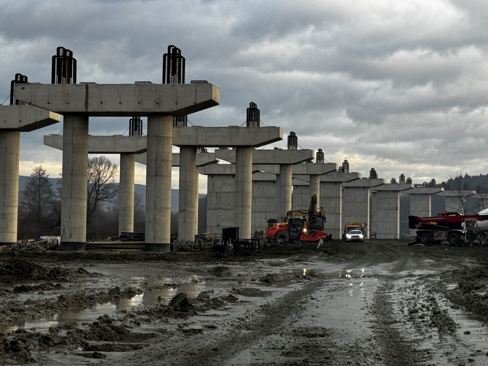 FOTO ”Tunelurile pentru urși”, de pe autostrada lipsă din Sibiu – Nădlac, se apropie de finalizare. Pe șantier se va lucra inclusiv în 31 decembrie