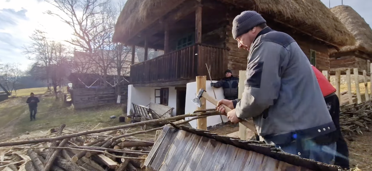 Muzeul Astra: Cum se restaurează gardul tradițional la Gospodăria din Cupșeni, monument expus în Muzeul ASTRA