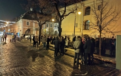 Protest „pentru o justiție reformată” la Sibiu: aproximativ 100 de persoane în Piața Huet. „Vorbim pur și simplu de un control mafiot al statului”